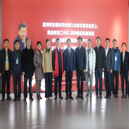中國環(huán)保產(chǎn)業(yè)協(xié)會黨委書記、會長郭承站率領(lǐng)各省市環(huán)保產(chǎn)業(yè)協(xié)會領(lǐng)導(dǎo)蒞臨泰隆集團(tuán)參觀考察